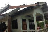 Шторм повредил дома и линии электропередач на Пхукете  В результате вчерашнего шторма повреждения получили на меньше семи домов, в ряде районов ветром повалены деревья и повреждены линии электропередач.
