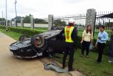 Преподавательница HeadStart попала в аварию у ворот школы. Женщина поворачивала на территорию HeadStart, когда в ее автомобиль на высокой скорости врезалась другая машина