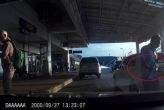 В аэропорту Пхукета произошел конфликт между двумя водителями, получивший широкий резонанс из-за того, что один из мужчин оказался вооружен топором. Мужчина оштрафован на 1000 бат и лишен водительских прав на три месяца