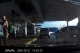 В аэропорту Пхукета произошел конфликт между двумя водителями, получивший широкий резонанс из-за того, что один из мужчин оказался вооружен топором. Мужчина оштрафован на 1000 бат и лишен водительских прав на три месяца