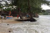 Най-Янг и Банг-Тао пострадали от эрозии.  Сезонные муссоны продолжают проверять Пхукет на прочность, и некоторые пляжи проверки не выдерживают.