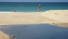 Черная вода снова замечена на Сурине.  Местные жители требуют решить проблему сточных вод на пляже Сурин