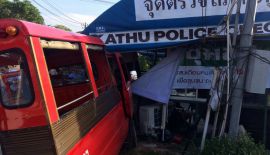 Тук-тук протаранил КПП полиции в Кату  утром 23 января. В полиции полагают, что 81-летний водитель тук-тука мог просто заснуть за рулем
