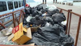 Горы мусора на пирсе Чалонга привлекли внимание соцсетей  Фотографии мусора на пирсе Чалонга начали расходиться по социальным сетям, но ни одно из официальных ведомств пока не взяло на себя ответственность за уборку