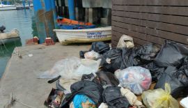 Горы мусора на пирсе Чалонга привлекли внимание соцсетей  Фотографии мусора на пирсе Чалонга начали расходиться по социальным сетям, но ни одно из официальных ведомств пока не взяло на себя ответственность за уборку