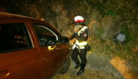 Полиция ищет иностранцев, бросивших машину в кювете после аварии. По словам очевидцев, двое сбежавших с места ДТП мужчин могли быть россиянами