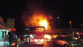 В районе Baan Don Community Market сгорели пять стоявших вплотную друг к другу зданий
