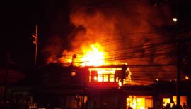 В районе Baan Don Community Market сгорели пять стоявших вплотную друг к другу зданий