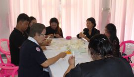 Губернатор Пхукета Норрапхат Плодтхонг принял участие в мастер-классе по изготовлению ритуальных цветов док май джан, подношение которых является элементом ритуала кремации по традициям тайских буддистов