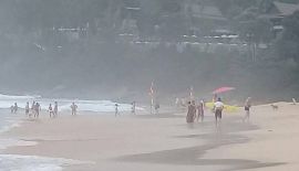 Утром 6 июня на пляжах Най-Янг и Найтон были установлены красные флаги, вдоль некоторых частей пляжной линии были натянуты веревки с флажками.