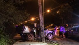 Автомобиль с гражданином Китая за рулем врезался в мачту электропередач на обочине Thepkrasattri Rd. в ночь на 20 июня