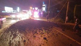 Перевозивший землю грузовик перевернулся на шоссе Bypass Rd. вечером 20 июня. Причиной аварии стало лопнувшее у грузовика колесо. В ходе ДТП никто не пострадал