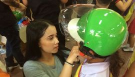 Детские шлемы учащимся начальной школы и воспитанником дошкольной группы были вручены на церемонии 30 июня. Мотошлемы были закуплены в рамках благотворительного проекта Helmet from Heart Safety to Kids