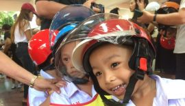 Детские шлемы учащимся начальной школы и воспитанником дошкольной группы были вручены на церемонии 30 июня. Мотошлемы были закуплены в рамках благотворительного проекта Helmet from Heart Safety to Kids