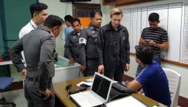 Полиция задержала иностранца при попытке обменять поддельные доллары США на тайские баты в Раваи