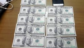 Полиция задержала иностранца при попытке обменять поддельные доллары США на тайские баты в Раваи