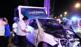 Пикап с грузом пива Chang попал в аварию на Thepkrasattri Rd. около 2:30 ночи 5 июня. ДТП произошло на известном высокой аварийностью участке в районе храма Tha Ruea к югу от памятника Героиням