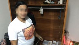 Полиция Пхукет-Тауна задержала на воскресной ярмарке на Таланг-Роуд женщину с поддельной банкнотой в 1000 бат. Еще больше фальшивок было найдено у нее дома