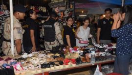 На двух туристических рынках Пхукета изъяли контрафакта на 800 тыс. бат. По словам проверяющих, было обнаружено три киоска с контрафактом