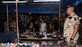 На двух туристических рынках Пхукета изъяли контрафакта на 800 тыс. бат. По словам проверяющих, было обнаружено три киоска с контрафактом