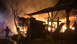 Фоторепортаж: Крупный пожар произошел на Soi Imsaran в тамбоне Тхепкрасаттри после полуночи 5 августа. В ходе пожара никто не пострадал, хотя некоторым местным жителям понадобилась помощь из-за обильного дыма