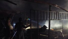 Фоторепортаж: Крупный пожар произошел на Soi Imsaran в тамбоне Тхепкрасаттри после полуночи 5 августа. В ходе пожара никто не пострадал, хотя некоторым местным жителям понадобилась помощь из-за обильного дыма