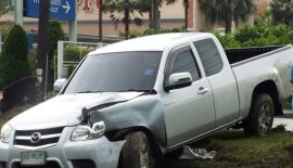 Две идентичных аварии произошли утром 12 августа у Home Pro в Таланге  Два водителя не справились с управлением своими транспортными средствами на Thepkrasattri Rd. утром 12 августа