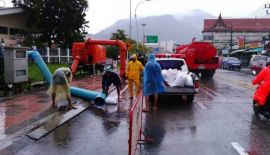 Муниципалитету удалось защитить проезжую часть в районе Patong Hospital от традиционного затопления. Сделать это получилось за счет размещения мешков с песком рядом с работающими помпами и коллектором ливневой канализации