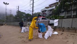 Муниципалитету удалось защитить проезжую часть в районе Patong Hospital от традиционного затопления. Сделать это получилось за счет размещения мешков с песком рядом с работающими помпами и коллектором ливневой канализации
