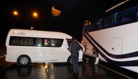 Минивэн врезался в припаркованный на обочине дороги автобус в северной части Пхукета около 1:20 ночи 19 сентября. Авария произошла на трассе 4026, ведущей от Thepkrasattri Rd. к международному аэропорту Пхукета