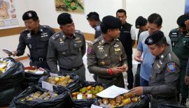 Полиция провела рейд по магазинам с туристической продукцией  В ходе операции 20 сентября правоохранительные органы изъяли предназначенной для туристов продукции на сумму свыше 10 млн бат.