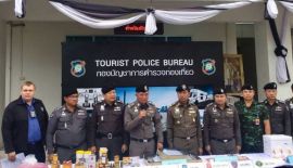 Полиция провела рейд по магазинам с туристической продукцией  В ходе операции 20 сентября правоохранительные органы изъяли предназначенной для туристов продукции на сумму свыше 10 млн бат.