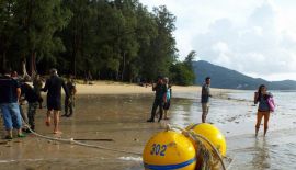 Саперный отряд пхукетской полиции и специалисты с базы ВМФ в провинции Пханг-Нга изучили подозрительный объект, обнаруженный на пляже Най-Янг во вторник, и пришли к выводу, что это действительно торпеда
