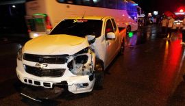 На Пхукете произошла авария с участием пикапа и такси с туристами.  Водитель пхукетского такси и его пассажиры избежали травм после того, как их автомобиль врезался в фонарный столб, сбитый потерявшим управлением пикапом