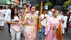 Храм Jui Tui Tao Bo Keng Shrine и еще несколько китайских храмов провели 12 ноября уличную процессию «в продолжение» вегетарианского фестиваля
