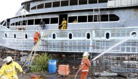 Экскурсионное судно стоимостью около 30-40 млн бат загорелась на стапелях верфи Sikij Shipyard на острове Сирэ во второй половине дня 16 ноября