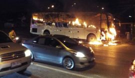 Автобус с группой возвращавшихся с экскурсии китайских туристов загорелся на шоссе вечером 25 ноября