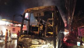 Автобус с группой возвращавшихся с экскурсии китайских туристов загорелся на шоссе вечером 25 ноября