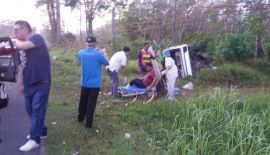 Минивэн с туристами перевернулся по пути на Пхукет из Пханг-Нга. Авария произошла около 7:00 утра на трассе Phet Kasem Rd. в тамбоне Лам-Кэн провинции Пханг-Нга (несколько южнее Кхао-Лака).