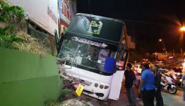 Автобус с туристами разбился на спуске с холма в Патонге. Гражданка Таиланда и четыре туриста из Китая были госпитализированы