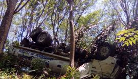 Грузовой автомобиль для доставки воды пробил ограждение на дороге Кату-Патонг и вылетел с проезжей части утром 22 марта