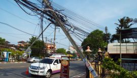 Перевозивший секцию башенного крана автомобиль зацепил грузом провода и обрушил пять мачт электропередач в Кату во торой половине дня 24 марта