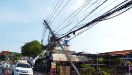 Перевозивший секцию башенного крана автомобиль зацепил грузом провода и обрушил пять мачт электропередач в Кату во торой половине дня 24 марта