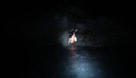 На Пхукете спасли туриста, застигнутого приливом на прибрежных скалах. Поисково-спасательная команда смогла найти и доставить в безопасное место туриста, который пытался дойти по берегу от аэропорта до Патонга, но был застигнут приливом на скалах в самом