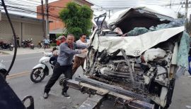 Около полудня 25 апреля в результате столкновения минивэна и грузового автомобиля в Чалонге пострадали восемь человек, включая четырехлетнего ребенка