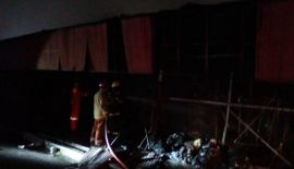 Более десяти пожарных расчетов были вызваны для тушения пожара, произошедшего на рынке в восточной части Пхукет-Тауна вечером 27 мая