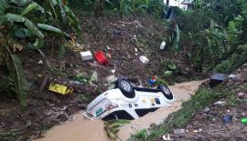 Припаркованную машину унесло оползнем в канал. В результате оползня в Камале пострадали 14 жилых помещений, 10 мотоциклов и такси Toyota Fortuner.