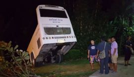 Автобус с туристами вылетел с дороги на перевале Чалонг-Ката , в момент происшествия в салоне автобуса находились 33 туриста из Китая, однако никто из них в ходе инцидента не пострадал