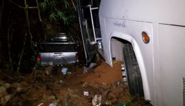 Автобус с туристами вылетел с дороги на перевале Чалонг-Ката , в момент происшествия в салоне автобуса находились 33 туриста из Китая, однако никто из них в ходе инцидента не пострадал
