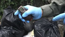 Осколочную гранату М26 нашли на обочине улицы Soi Pluk Jae в поселке Ката в среду, правоохранительные органы изучают записи с камер видеонаблюдения в попытке установить личность человека, оставившего боевую гранату среди придорожного мусора